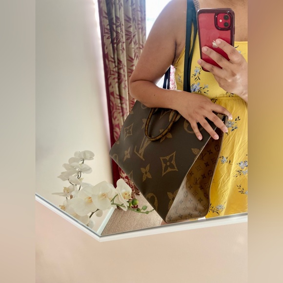 Louis Vuitton OnTheGo GM Monogram Tote in Pristine, Like New Condition - Picture 9 of 11